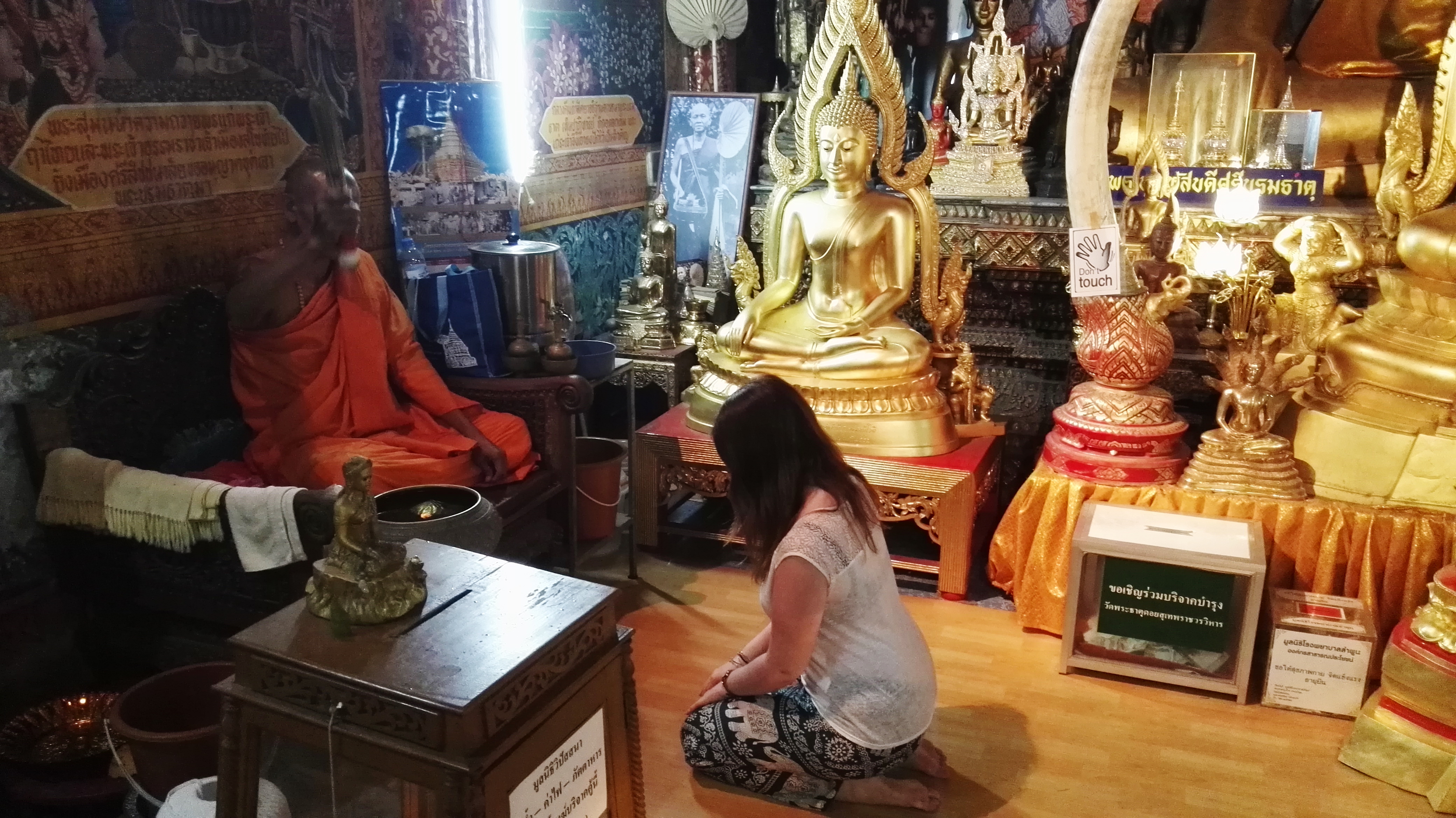 se faire bénir par un moine en thaïlande